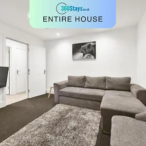Rochfords Serviced House With 5 Bedrooms, 4 Bathrooms Up To 8 Beds By 360stays , Slough United Kingdom